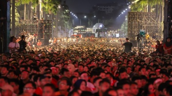 Warga dan Suporter Nonton Bareng (Nobar) pertandingan AFC Asian Cup U-23 antara Timnas Indonesia Melawan Uzbekistan di Stadion Gelora Bung Karno (SUGBK), Jakarta, Senin (29/4/2024). [Suara.com/Alfian Winanto]