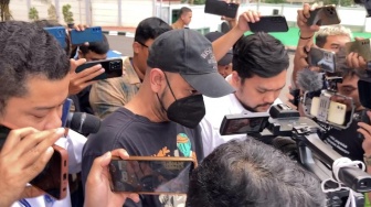 Pakai Masker, Rio Reifan Cuma Bisa Tundukkan Kepala Usai Tertangkap Narkoba 5 Kali