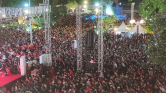 Puluhan Ribu Suporter Indonesia Merah-putihkan Balai Kota Surabaya