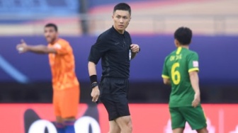 Terlanjur Emosi, Suporter Timnas Indonesia Ini Pukul Wasit Shen Yinhao Pakai Piring