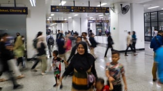 Suasana kepadatan penumpang di Stasiun Manggarai, Jakarta, Senin (29/4/2024). [Suara.com/Alfian Winanto]