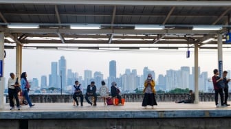 Penumpang menunggu kedatangan Commuterline di Stasiun Manggarai, Jakarta, Senin (29/4/2024). [Suara.com/Alfian Winanto]