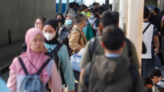 Suasana kepadatan penumpang di Stasiun Manggarai, Jakarta, Senin (29/4/2024). [Suara.com/Alfian Winanto]