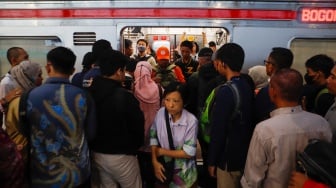 Penumpang bergantian masuk kedalan Commuterline di Stasiun Manggarai, Jakarta, Senin (29/4/2024). [Suara.com/Alfian Winanto]