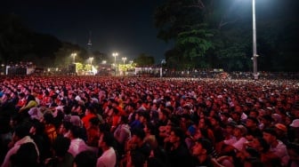 Warga dan Suporter Nonton Bareng (Nobar) pertandingan AFC Asian Cup U-23 antara Timnas Indonesia Melawan Uzbekistan di Stadion Gelora Bung Karno (SUGBK), Jakarta, Senin (29/4/2024). [Suara.com/Alfian Winanto]