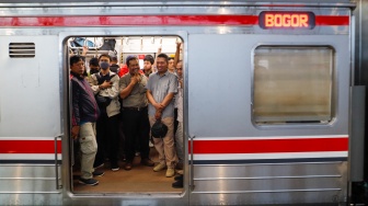 Penumpang menaiki Commuterline di Stasiun Manggarai, Jakarta, Senin (29/4/2024). [Suara.com/Alfian Winanto]