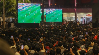 Warga dan Suporter Nonton Bareng (Nobar) pertandingan AFC Asian Cup U-23 antara Timnas Indonesia Melawan Uzbekistan di Stadion Gelora Bung Karno (SUGBK), Jakarta, Senin (29/4/2024). [Suara.com/Alfian Winanto]