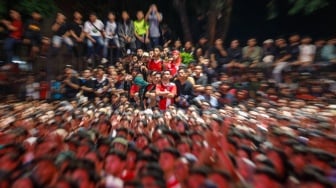 Warga dan Suporter Nonton Bareng (Nobar) pertandingan AFC Asian Cup U-23 antara Timnas Indonesia Melawan Uzbekistan di Stadion Gelora Bung Karno (SUGBK), Jakarta, Senin (29/4/2024). [Suara.com/Alfian Winanto]