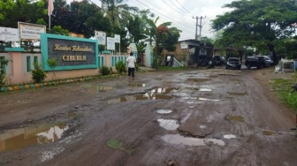 Jalan di Depan Kantor Kelurahan Cibeber Rusak Parah