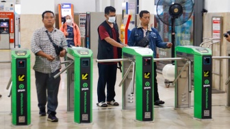 Penumpang memasuki Stasiun Manggarai, Jakarta, Senin (29/4/2024). [Suara.com/Alfian Winanto]