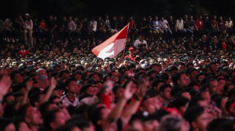 Warga dan Suporter Nonton Bareng (Nobar) pertandingan AFC Asian Cup U-23 antara Timnas Indonesia Melawan Uzbekistan di Stadion Gelora Bung Karno (SUGBK), Jakarta, Senin (29/4/2024). [Suara.com/Alfian Winanto]