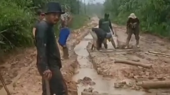 Viral Penampakan Jalan di Kubu Raya Rusak Parah, Masyarakat: Kami Masih Dijajah oleh Kemiskinan Infrastruktur!