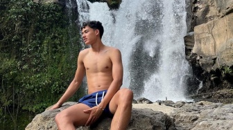 Foto-Foto Liburan Rafael Struick di Bali, Kelihatan Banget Suka Wisata Air