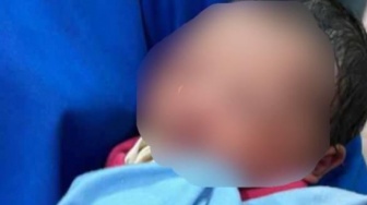 Geger! Bayi Perempuan Ditemukan Terbungkus Handuk di Karimun, Diduga Dibuang Orang Tua