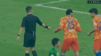 Wasit Shen Yinhao Terbiasa Buat Keputusan Kontroversial, Eks Man United Sampai Kesal