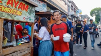 Warga mengantre mie ayam gratis di wilayah Menteng Wadas Timur, Jakarta, Selasa (30/4/2024). [Suara.com/Alfian Winanto]