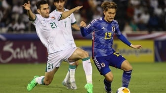 Gelandang Irak Zaid Ismael Al Dulaimi menjaga penyerang Jepang Ryotaro Araki saat pertandingan semifinal Piala Asia U23 2024 antara Jepang melawan Irak di Stadion Jassim Bin Hamad, Doha, Qatar, Senin (29/4/2024). [Karim JAAFAR / AFP]
