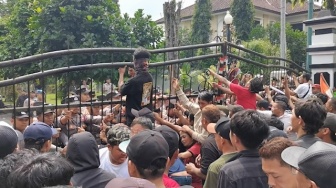 Panjat hingga Jebol Pagar, Masyarakat Banjarnegara Lakukan Aksi Demo Demi Kepala Desa Dilantik