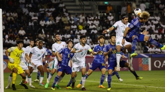 Bek Jepang Hiroki Sekine dan gelandang Irak Karrar Mohammed Ali bersaing untuk mendapatkan sundulan saat pertandingan semifinal Piala Asia U23 2024 antara Jepang melawan Irak di Stadion Jassim Bin Hamad, Doha, Qatar, Senin (29/4/2024). [Karim JAAFAR / AFP]
