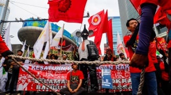 Massa Buruh dari berbagai elemen melakukan aksi unjuk rasa untuk memperingati Hari Buruh atau May Day di kawasan Bundaran HI, Jakarta, Rabu (1/5/2024). [Suara.com/Alfian Winanto]