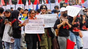 Massa Buruh dari berbagai elemen melakukan aksi unjuk rasa untuk memperingati Hari Buruh atau May Day di kawasan Bundaran HI, Jakarta, Rabu (1/5/2024). [Suara.com/Alfian Winanto]