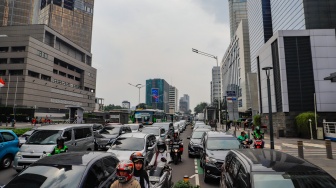 Sejumlah kendaraan terjebak kemacetan di kawasan Bundaran HI, Jakarta, Rabu (1/5/2024). [Suara.com/Alfian Winanto]