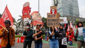 Massa Buruh dari berbagai elemen melakukan aksi unjuk rasa untuk memperingati Hari Buruh atau May Day di kawasan Bundaran HI, Jakarta, Rabu (1/5/2024). [Suara.com/Alfian Winanto]