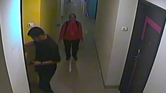 Ngeri! Terekam CCTV Chek In Bareng Korban, Pelaku Santuy Bawa Koper Berisi Mayat Rini Keluar Hotel