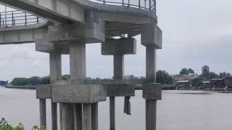 Terjadi Lagi, Tiang Jembatan Kaca Skywalk Siak Ditabrak Kapal Peti Kemas