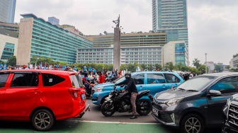 Sejumlah kendaraan terjebak kemacetan di kawasan Bundaran HI, Jakarta, Rabu (1/5/2024). [Suara.com/Alfian Winanto]