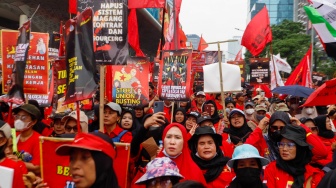 Massa Buruh dari berbagai elemen melakukan aksi unjuk rasa untuk memperingati Hari Buruh atau May Day di kawasan Bundaran HI, Jakarta, Rabu (1/5/2024). [Suara.com/Alfian Winanto]