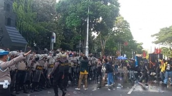 Demo May Day di Semarang Ricuh, Massa Dipukul Mundur Usai Desak Masuk Kantor Gubernur