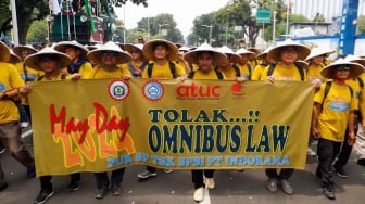 Massa Buruh dari berbagai elemen melakukan aksi unjuk rasa untuk memperingati Hari Buruh atau May Day di kawasan Patung Kuda, Jakarta, Rabu (1/5/2024). [Suara.com/Alfian Winanto]