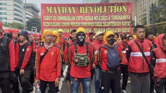 Bawa Spanduk Revolusi, Puluhan Ribu Buruh Merah Padati Patung Kuda Rayakan May Day