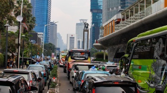 Sejumlah kendaraan terjebak kemacetan di kawasan Bundaran HI, Jakarta, Rabu (1/5/2024). [Suara.com/Alfian Winanto]