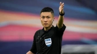 Cara Jadi Wasit FIFA di Laga Dunia sepeti Shen Yinhao dan Sivakorn Pu-Udom