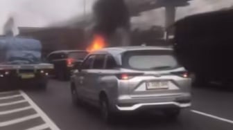 Kecelakaan Di Tol Japek Arah Cawang, Satu Mobil Terbakar
