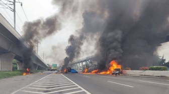 Penampakan Kecelakaan di Tol Jatibening: Mobil Terbalik dan Terbakar