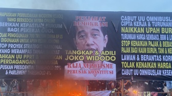 Massa Aksi May Day Bubarkan Diri, Flare Dinyalakan, Spanduk Jokowi 'Menyala'