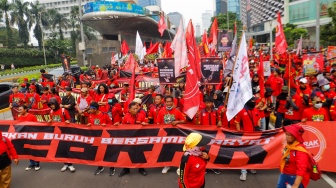 Massa Buruh dari berbagai elemen melakukan aksi unjuk rasa untuk memperingati Hari Buruh atau May Day di kawasan Bundaran HI, Jakarta, Rabu (1/5/2024). [Suara.com/Alfian Winanto]