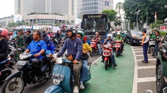 Sejumlah kendaraan terjebak kemacetan di kawasan Bundaran HI, Jakarta, Rabu (1/5/2024). [Suara.com/Alfian Winanto]