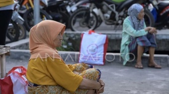 Antre Sejak Subuh di Depan Hotel Demi Dapat Sembako dari Jokowi