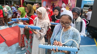 Pelajar memakai pakaian adat saat menampilkan pertunjukan seni di SMKN 38, Jakarta, Kamis (2/5/2024). [Suara.com/Alfian Winanto]
