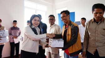 Panasonic Gobel Distribusikan 200 Unit Solar Lantern ke 3 Desa di Cianjur