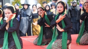 Pelajar memakai pakaian adat saat menampilkan pertunjukan seni di SMKN 38, Jakarta, Kamis (2/5/2024). [Suara.com/Alfian Winanto]
