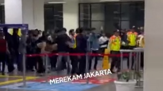 Viral 2 Kubu Suporter Bola Bentrok di Stasiun Manggarai: Pukul-pukulan Bak Film Holligan!