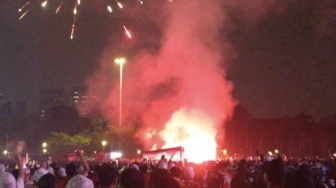 Suasana Nobar saat Timnas Indonesia Bobol Gawang Irak: Suar hingga Kembangi Api Menyala di Monas