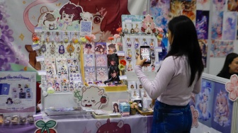 Pengunjung melihat pernak-pernik Anime di gelaran Anime Festival Asia Indonesia (AFAID) di  JCC Senayan, Jakarta, Jumat (3/5/2024). [Suara.com/Alfian Winanto]