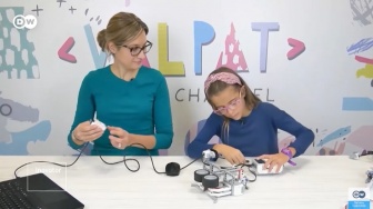 Di Kanal YouTube Ini Ajari Perempuan untuk Membuat Robot Sederhana hingga Desain 3D