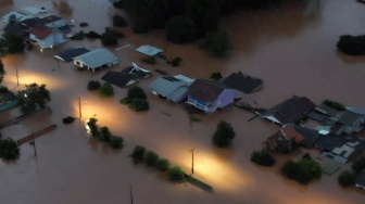 Pemandangan dari udara menunjukkan daerah yang terendam banjir di kota Encantado, Rio Grande do Sul, Brasil, Rabu (1/5/2024). [Gustavo Ghisleni / AFP] 